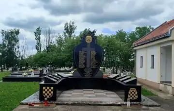 Derventa spomenik u znaku ustasa i slova U