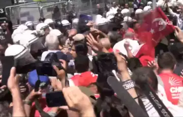 Turska Izmir 06 2026 Policija vodenim topovima i suzavcem rastjerivala pristalice svrgnutog lidera opozicije