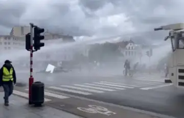 Brisle protesti vodeni top