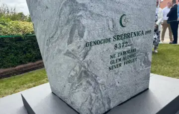 Danska spomenik cvijet srebrenice/ mina