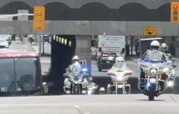 Zmajevi autobus pratnja policije