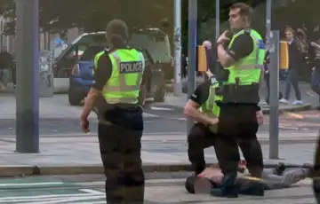 Skotska Edinburgh 06 napad na muslimane u vrijeme dzume krenuo u krvavi pohod i povrijedio petoricu muslimana