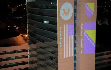 Parlament bih osvijetljen povodom americkog jubileja freedom 250