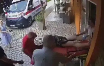 Srbija hitna pomoc zena pala s nosila
