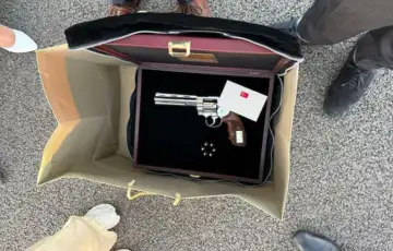Belgija NATO Bart De Wever poklon pistolj