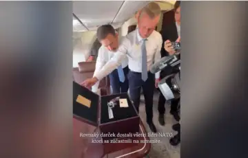 Recep Tayyip Erdogan Slovacka Peter Pellegrini poklon pistolj