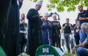 Reisu l ulema husein ef kavazovic obisao tabute pred ukop u potocarima reis potocari 1 6a52136ca520c