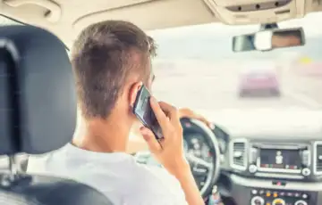 Vozac mobitel voznja auto automobil pricanje 872x610