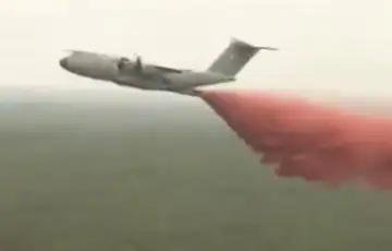 Francuska Vojni avion izbacio tekucinu protiv pozara