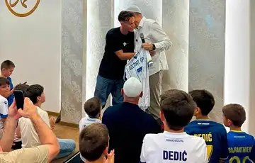Amar Dedic svecano docekan u dzematu u Graz