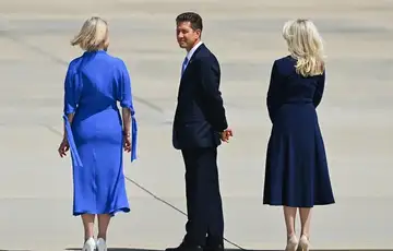 Britanski ambasador u centru tokom ceremonije dolaska kralja Charlesa III i kraljice Camille
