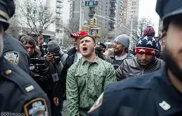 Zohran Mamdani 03 Desnicari donijeli peceno prase ispred kuce Zohrana Mamdanija