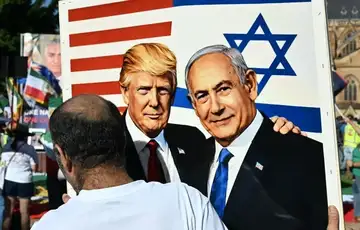 Donald Trump Benjamin Netanyahu Član iranske zajednice u Australiji drži transparent podrške američkom predsjedniku Donaldu Trumpu i izraelskom premijeru Benjaminu Netanyahuu tokom skupa