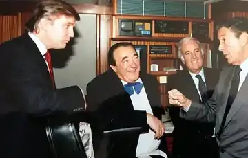 Donald Trump medijski mogul Robert Maxwell izvrsni direktor kablovske mreze Steve Ross i novinar CBS a Mike Wallace u kormilarnici jahte Lady Ghislaine tokom zabave u New Yorku u proljece 1989 godine