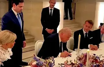 Donald Trump trenutak kada je Trump u Parizu potpisao historijski sporazum s Iranom