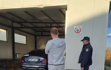 Drasko Stanivukovic odvođenje u garažu i pse koji njuškaju