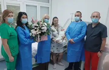 Foca Univerzitetska bolnica Foca darivala prvu bebu u 2026 godini s 1 000 KM