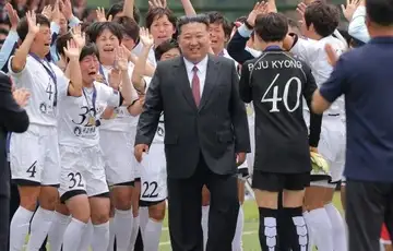 kim jong un i nogometasice sjeverna koreja docek