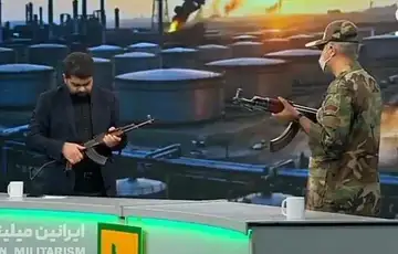 Iran 05 Kalasnjikovi u TV studiju Iranski oficiri u programu obucavaju stanovnistvo u slucaju americke invazije