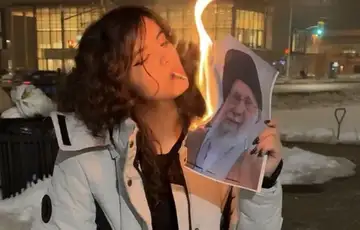 Iranka s cigaretom i fotografijom ajatolaha