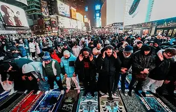 Muslimani klanjali teraviju na Times Squareu u New Yorku