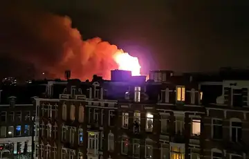 Nizozemska 01 Crkva u Amsterdamu u plamenu