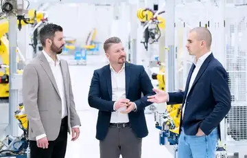 Mate Rimac Nurdin Pitarevic u sredini je novi CEO kompanije Rimac Technology Marko Brkljacic desno je novi operativni direktor