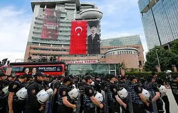 Ozgur Ozel 05 Policija u Ankari uz suzavac i probijanje kapije izvela predsjednika glavne opozicione stranke