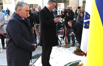 Polozeno cvijece ispred Vjecne vatre povodom dana grada