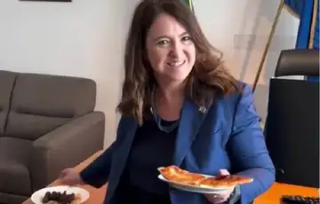 Sarah Eti Castellani Ambasadorica Sarah Eti Castellani uz pizzu i ćevape najavila utakmicu BiH i Italije