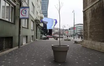 Sarajevo postavljene velike saksije 3