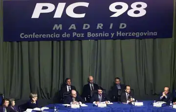 Spanski premijer Jose Maria Aznar drzi uvodni govor na konferenciji Vijeca za implementaciju mira o Bosni 15 decembra 1998 u Madridu
