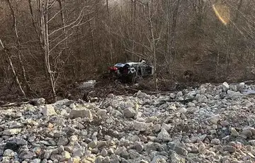 Teska nesreca u Crnoj Gori Bracni par iz Bi H s bebom sletio u provaliju duboku 30 metara