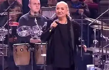 Vesna Zmijanac pjevala na SNS ovom mitingu u Beogradu