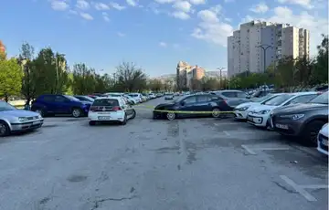 Zapaljeno vozilo 04 Vozilo se nalazilo na parkingu kod dzamije Kralj Fahd