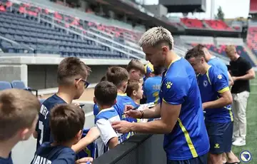 Zmajevi se nakon treninga u St Louisu druzili s malisanima iz lokalnog bosanskog kluba Dragons