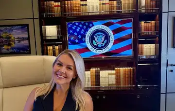 Donald trump lazne knjige avion Glasnogovornica Bijele kuce Karoline Leavitt u Air Force One avionu