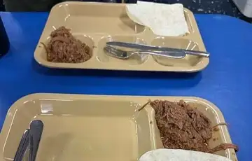 Obrok na nosacu aviona rasporedenom na Bliskom istoku