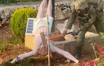 Razbijanje statue Isusa u Libanu Izraelski vojnik razbija statuu u Libanu
