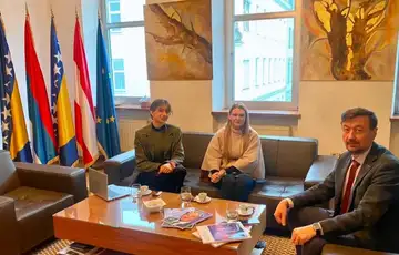 Sinisa bencun u svom uredu uz dravnu istakao i zastavu entiteta rspng 1200