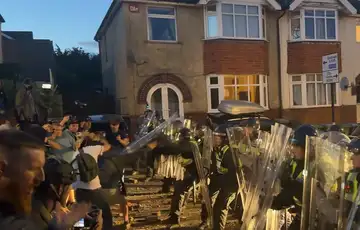 Velika britanija neredi