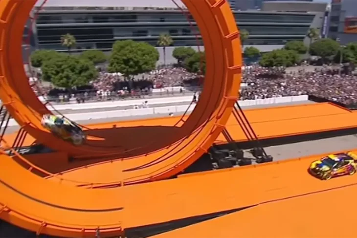 Jutjuber hoće da vozi automobil "naglavačke"