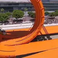 Jutjuber hoće da vozi automobil "naglavačke"