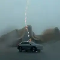 Grom udara u auto