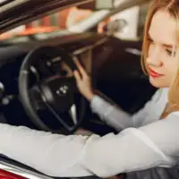 Djevojka auto