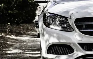 Mercedes far auto bijelo auto 872x610