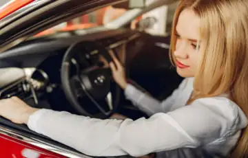 Djevojka auto