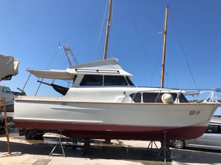 Motorna brodica flybridgeom slika 187962886