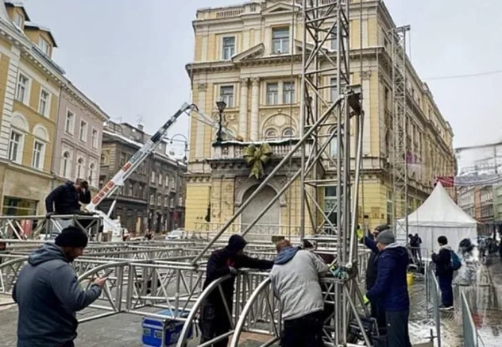 Docek nove godine Postavljanje bine ispred Vjecne vatre etto