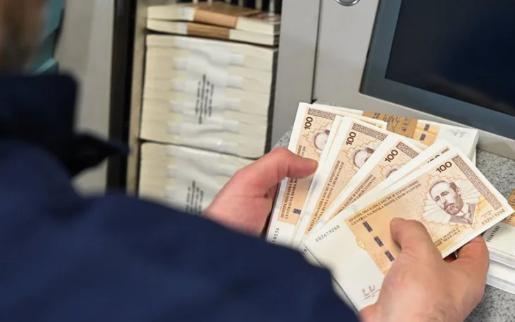 Novac marke isplata bankomat